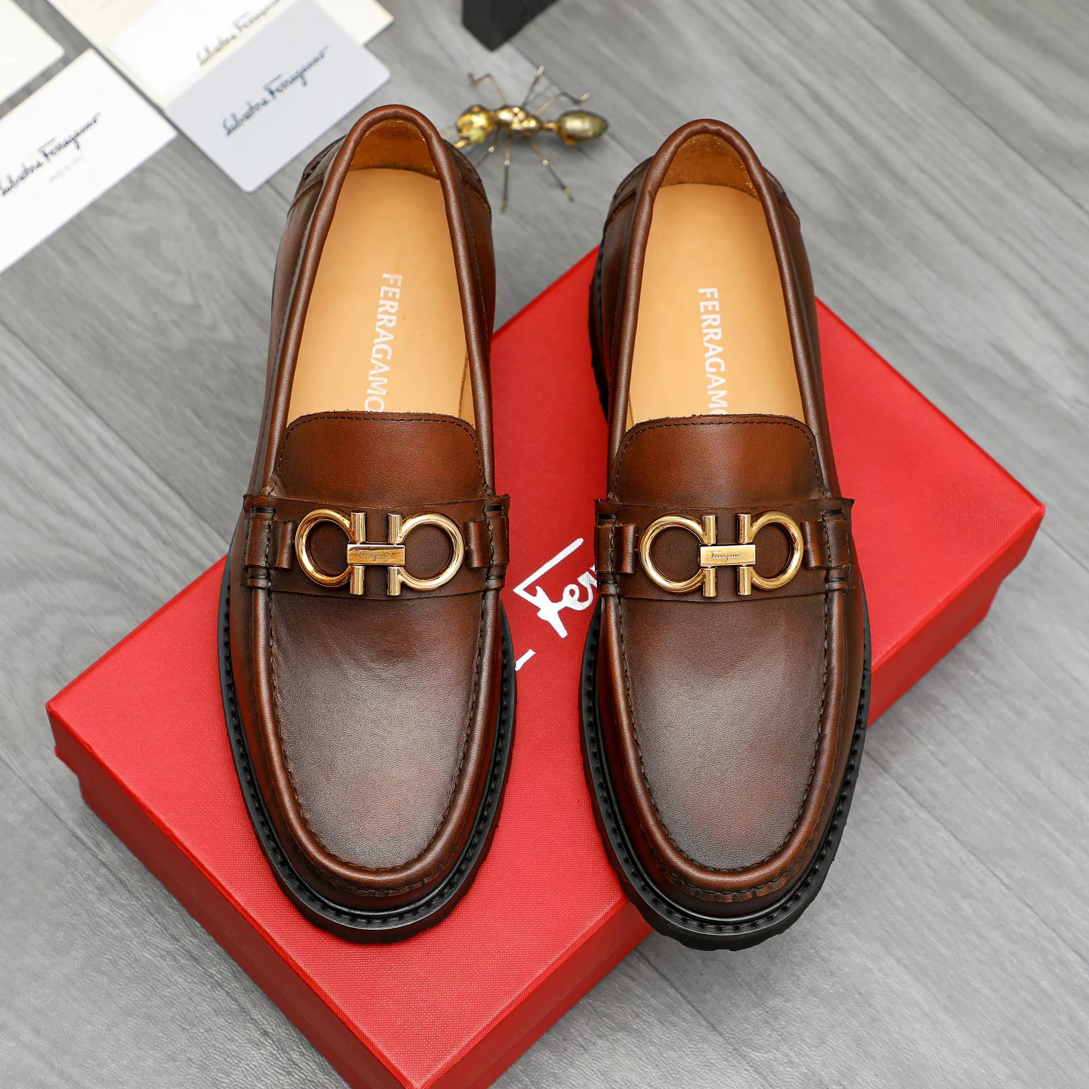 Men's shoes 💰442 Product trademark: Ferragamo "Ferragamo" business formal leather shoes Regular size: 38-46 (45.46 custom-made and non-returnable) Product materials: Selected color-brushed cowhide upper, cowhide lining, non-slip rubber outsole